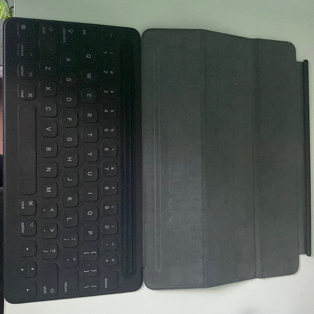 Apple Keyboard - Picture 3 of 3